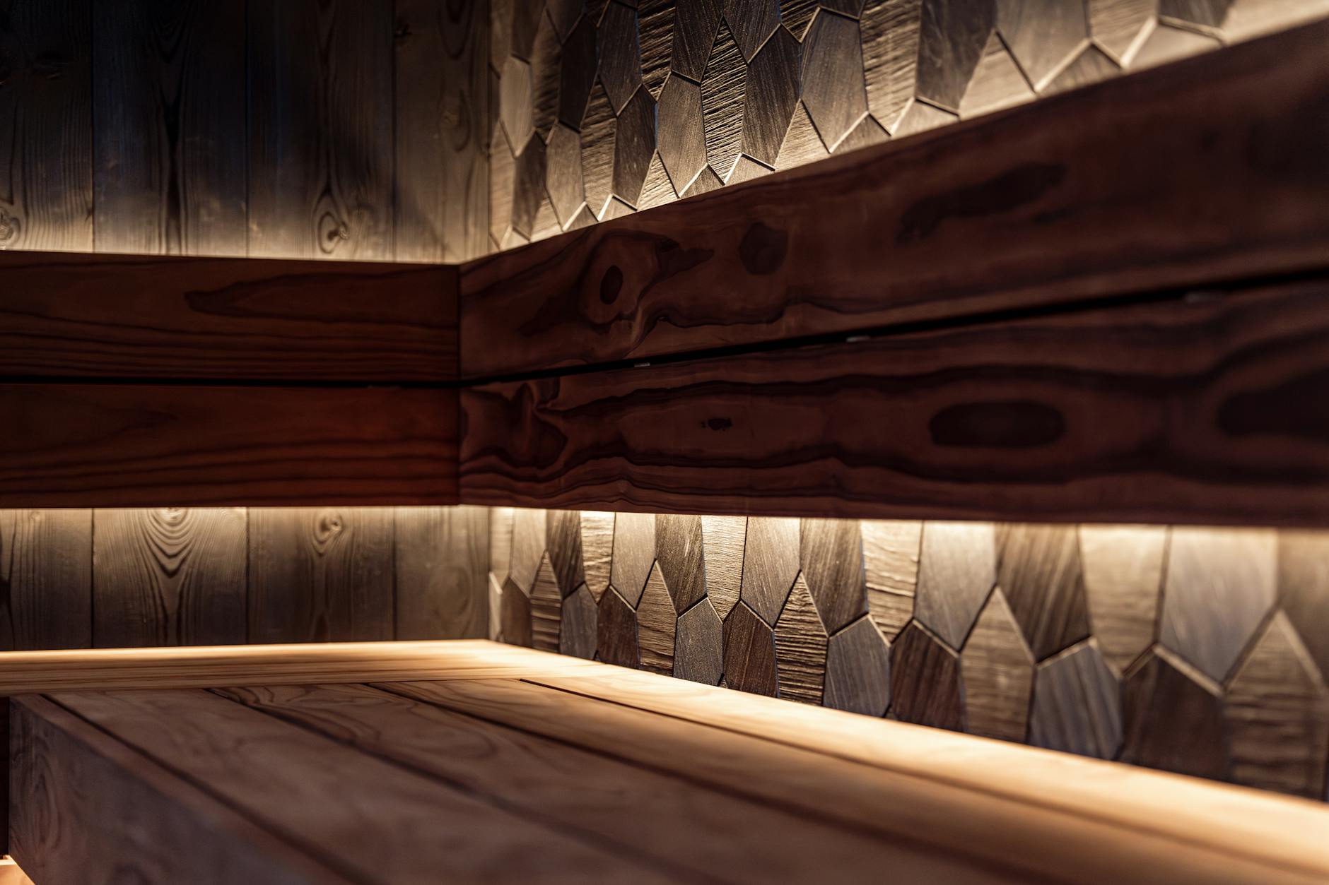 Wnętrze nowoczesnej bani z jasnego drewna i podświetleniem LED