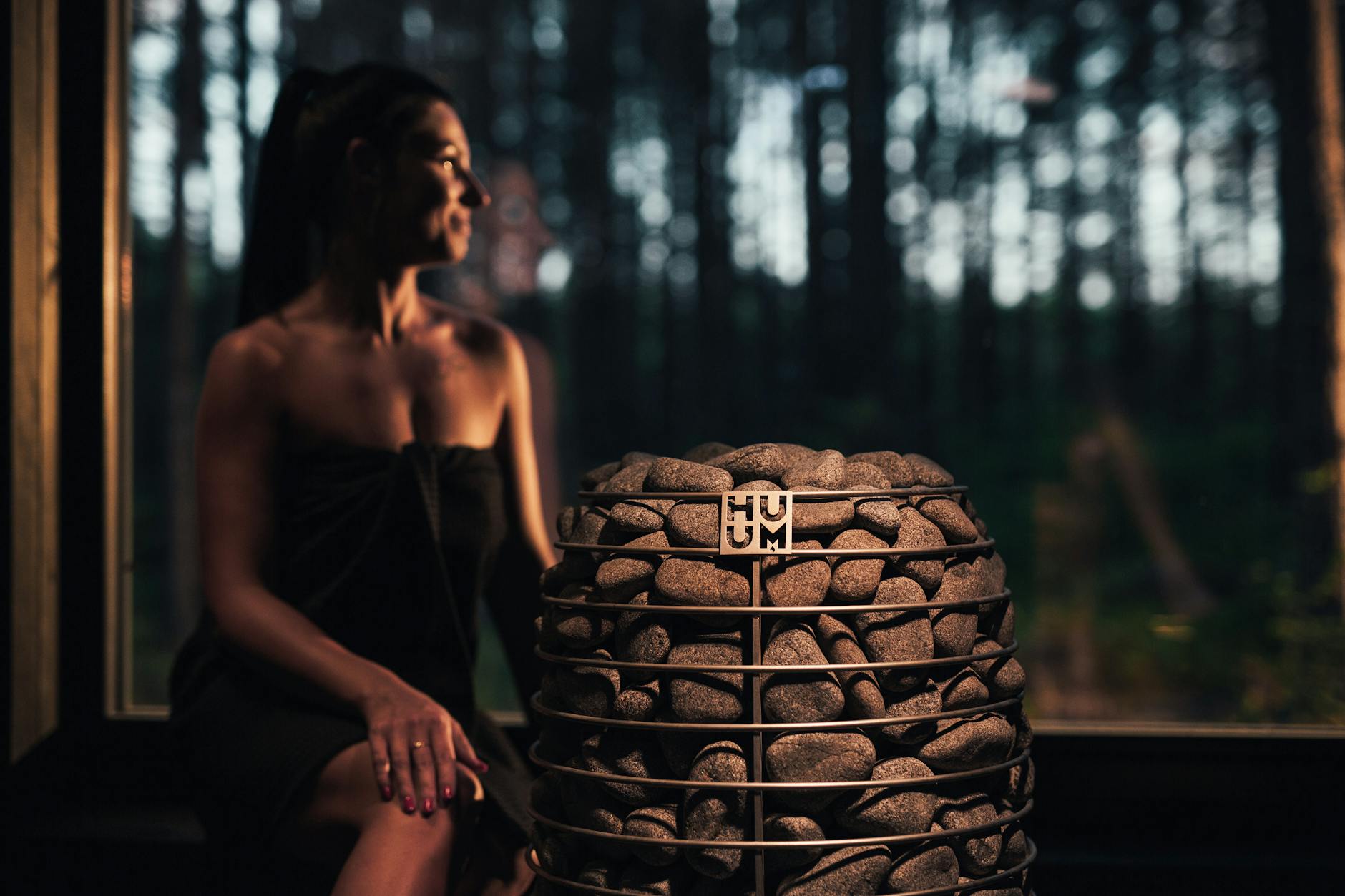 Kobieta relaksująca się w nowoczesnej saunie przed pielęgnacją skóry