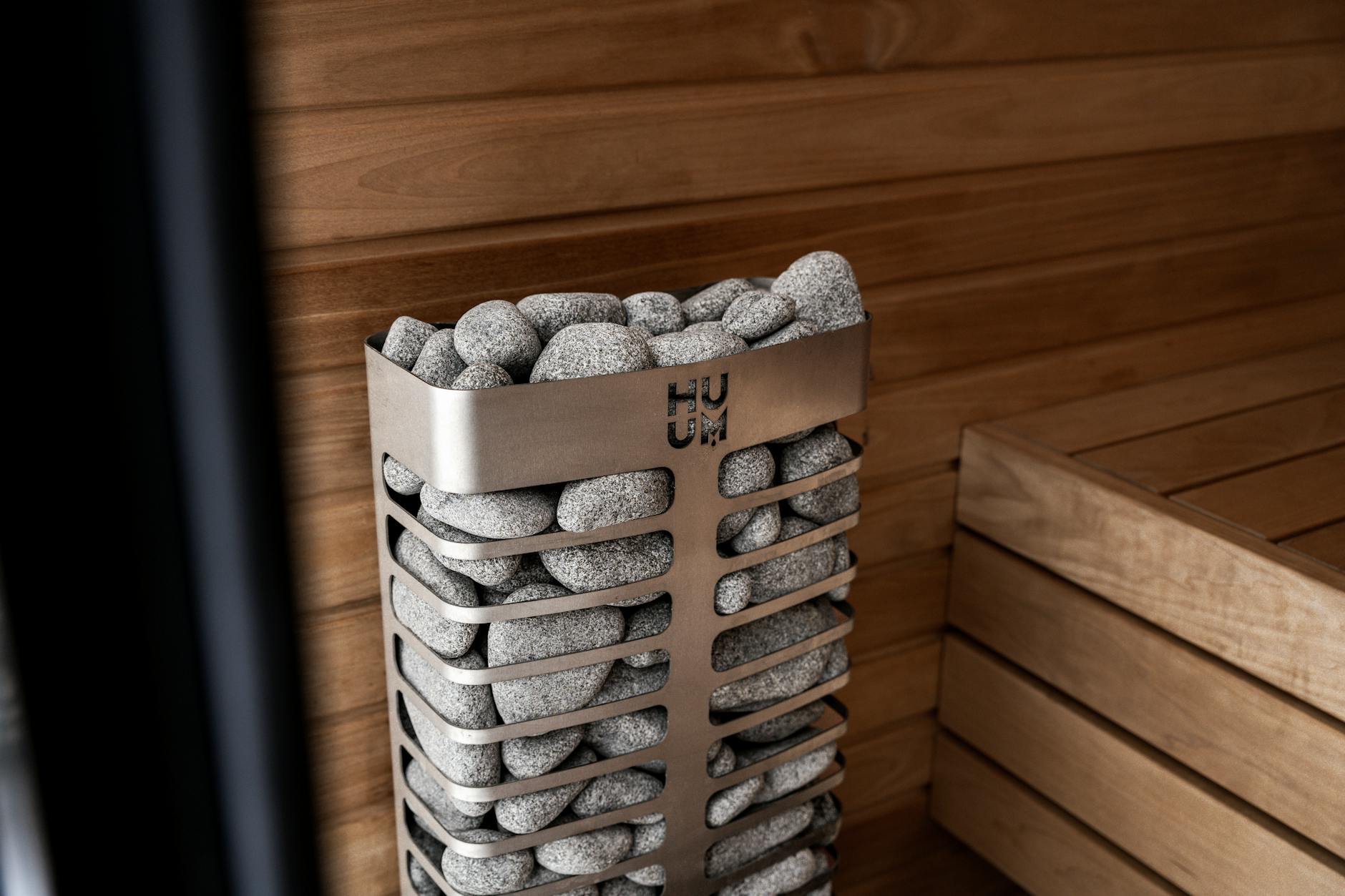 Nowoczesna sauna ogrodowa z elektrycznym piecem i drewnianym wnętrzem