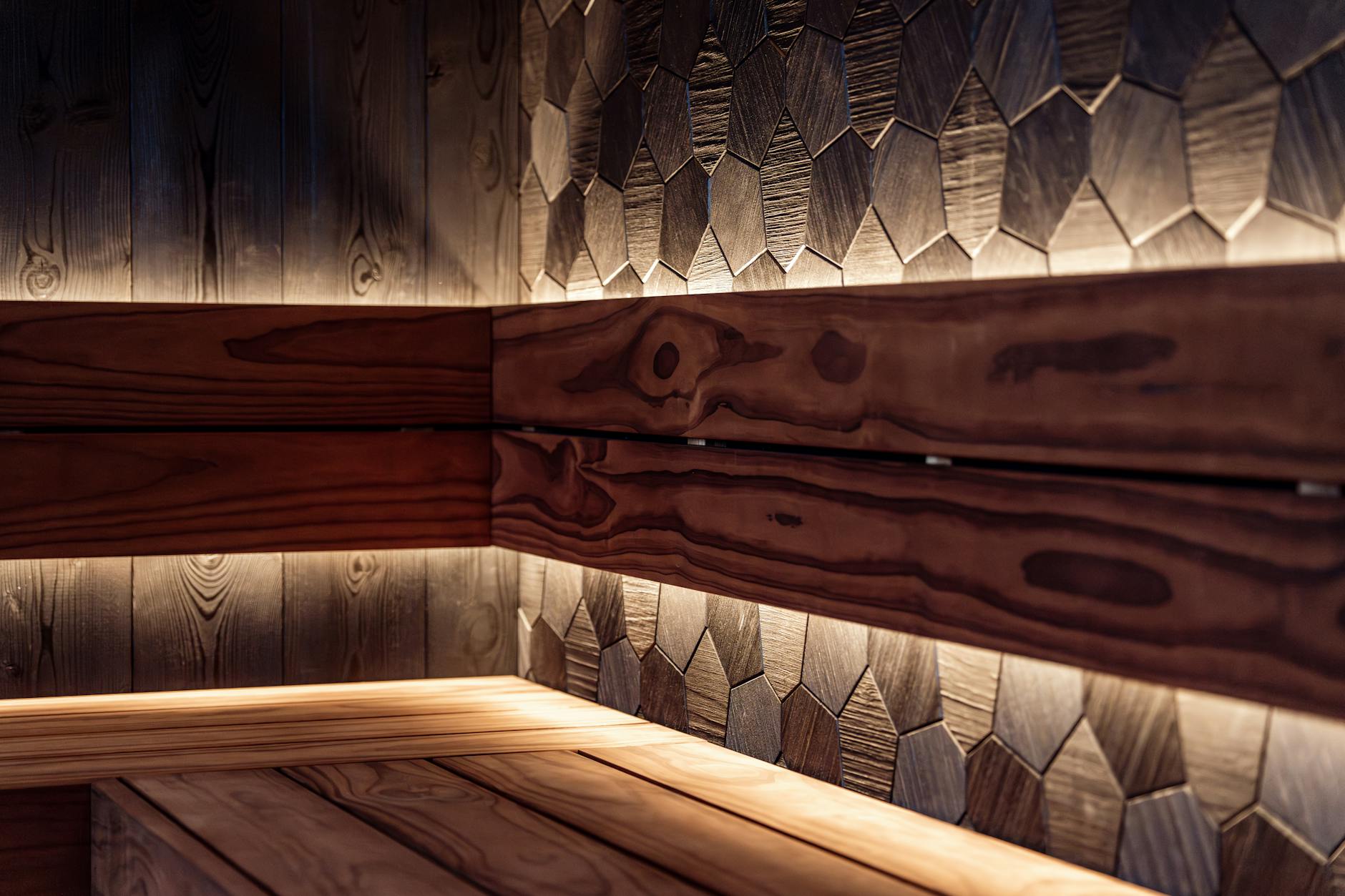 Nowoczesna sauna wewnętrzna w stylu nordyckim z ciepłym oświetleniem LED