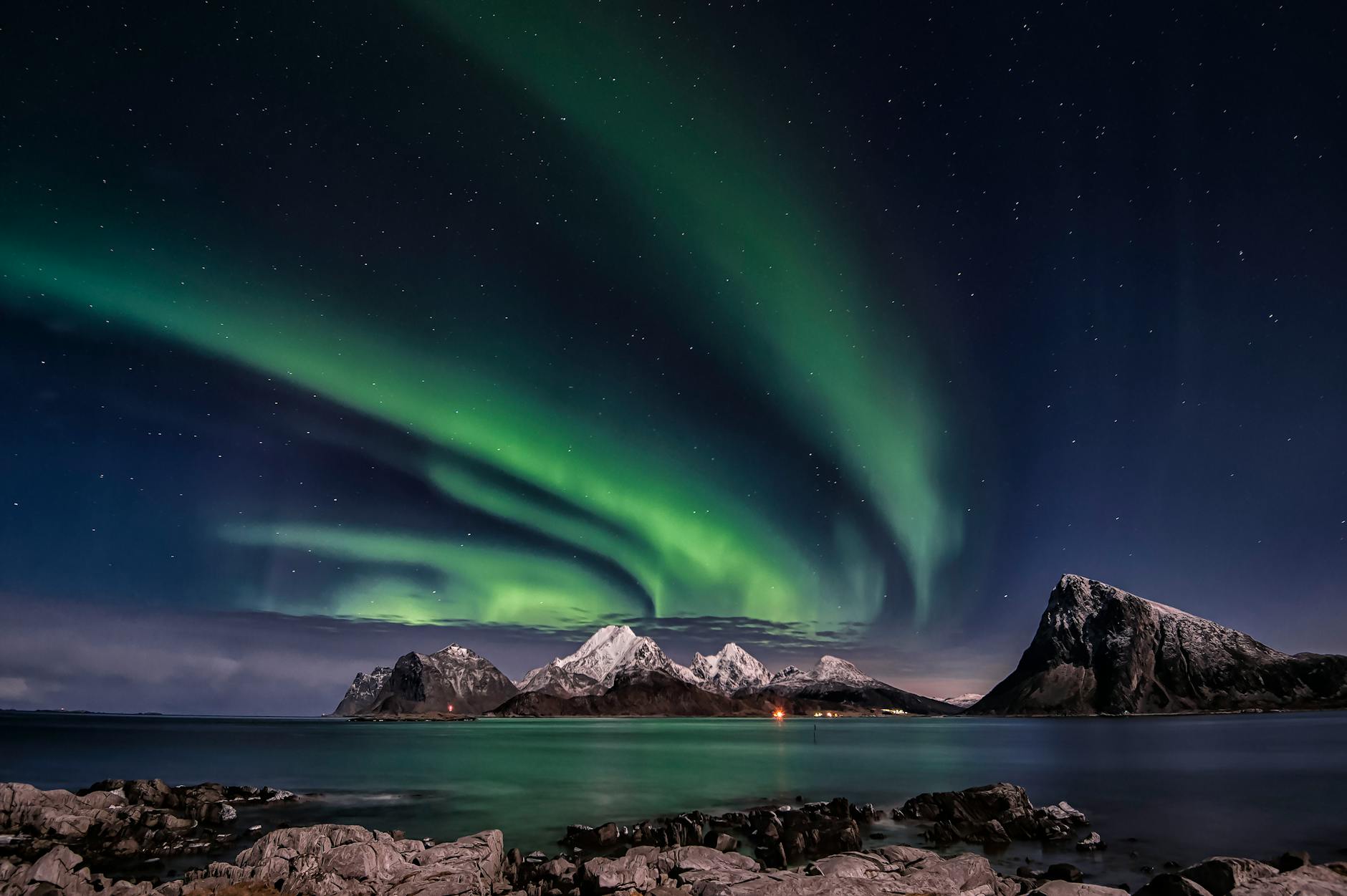 Zorza polarna nad skalistymi górami w okolicach Sandnes w Norwegii