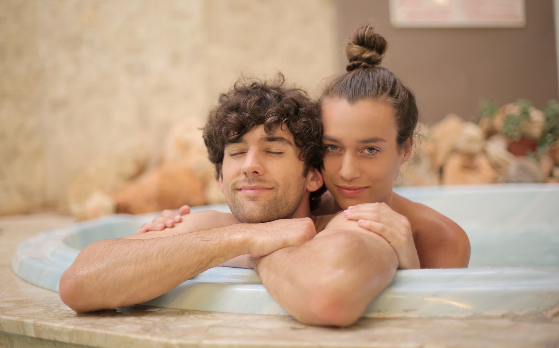 Para dorosłych relaksuje się razem w marmurowej bani spa